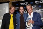 Amsterdam 25 november 2019
Boekpresentatie Victor Mids en Oscar Verpoort ( MINDFUCK) in het Amstel Hotel . Hans Kazan krijgt het eerdste exemplaar.