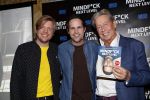 Amsterdam 25 november 2019
Boekpresentatie Victor Mids en Oscar Verpoort ( MINDFUCK) in het Amstel Hotel . Hans Kazan krijgt het eerdste exemplaar.