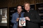 Amsterdam 25 november 2019
Boekpresentatie Victor Mids en Oscar Verpoort ( MINDFUCK) in het Amstel Hotel . Hans Kazan krijgt het eerdste exemplaar.