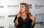 Amsterdam 3 december 2019
Presentatie Amsterdam XXXL in Momo. Yesim Candan geeft het eerste boek aan Olcay en Dulce Gulsen en Fernando Halman