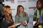 Amsterdam 3 december 2019
Presentatie Amsterdam XXXL in Momo. Yesim Candan geeft het eerste boek aan Olcay en Dulce Gulsen en Fernando Halman
