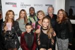 Amsterdam 3 december 2019
Presentatie Amsterdam XXXL in Momo. Yesim Candan geeft het eerste boek aan Olcay en Dulce Gulsen en Fernando Halman