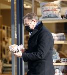 Amsterdam 25 november 2020
Albert Verlinde doet boodschappen met mondkapje