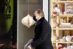 Amsterdam 25 november 2020
Albert Verlinde doet boodschappen met mondkapje