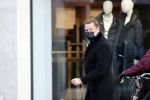 Amsterdam 25 november 2020
Albert Verlinde doet boodschappen met mondkapje