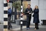 Amsterdam 9 december 2020
Bert Koenders met (een) vriendin op straat in Amsterdam zuid