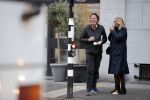 Amsterdam 9 december 2020
Bert Koenders met (een) vriendin op straat in Amsterdam zuid