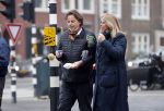 Amsterdam 9 december 2020
Bert Koenders met (een) vriendin op straat in Amsterdam zuid