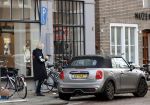 Amsterdam 17 december 2020
Bridget Maasland haalt koffie to go en parkeert haar auto op een parkeerplaats voor gehandicapten.