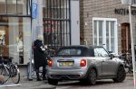 Amsterdam 17 december 2020
Bridget Maasland haalt koffie to go en parkeert haar auto op een parkeerplaats voor gehandicapten.