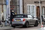 Amsterdam 17 december 2020
Bridget Maasland haalt koffie to go en parkeert haar auto op een parkeerplaats voor gehandicapten.