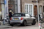 Amsterdam 17 december 2020
Bridget Maasland haalt koffie to go en parkeert haar auto op een parkeerplaats voor gehandicapten.