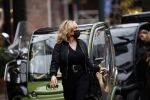 Amsterdam 27 november 2020
Connie Witteman doet boodschappen met een mondkapje