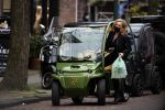 Amsterdam 27 november 2020
Connie Witteman doet boodschappen met een mondkapje