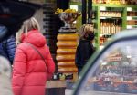 Amsterdam 27 november 2020
Connie Witteman doet boodschappen met een mondkapje