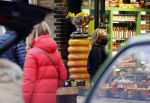 Amsterdam 27 november 2020
Connie Witteman doet boodschappen met een mondkapje