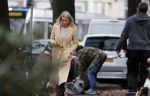 Amsterdam 10 december 2020
Dionne Stax met mobieltje op straat