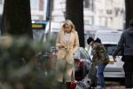 Amsterdam 10 december 2020
Dionne Stax met mobieltje op straat