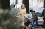 Amsterdam 10 december 2020
Dionne Stax met mobieltje op straat