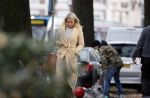 Amsterdam 10 december 2020
Dionne Stax met mobieltje op straat