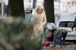 Amsterdam 10 december 2020
Dionne Stax met mobieltje op straat