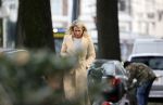 Amsterdam 10 december 2020
Dionne Stax met mobieltje op straat