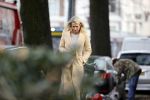 Amsterdam 10 december 2020
Dionne Stax met mobieltje op straat