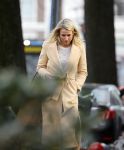 Amsterdam 10 december 2020
Dionne Stax met mobieltje op straat