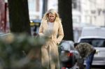 Amsterdam 10 december 2020
Dionne Stax met mobieltje op straat