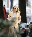 Amsterdam 10 december 2020
Dionne Stax met mobieltje op straat