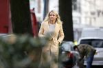 Amsterdam 10 december 2020
Dionne Stax met mobieltje op straat