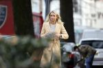 Amsterdam 10 december 2020
Dionne Stax met mobieltje op straat