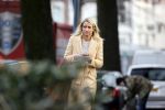 Amsterdam 10 december 2020
Dionne Stax met mobieltje op straat
