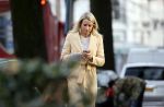 Amsterdam 10 december 2020
Dionne Stax met mobieltje op straat
