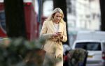 Amsterdam 10 december 2020
Dionne Stax met mobieltje op straat