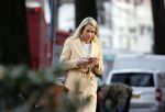 Amsterdam 10 december 2020
Dionne Stax met mobieltje op straat