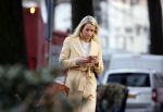 Amsterdam 10 december 2020
Dionne Stax met mobieltje op straat