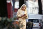 Amsterdam 10 december 2020
Dionne Stax met mobieltje op straat