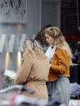 Amsterdam 1 december 2020
Doutzen Kroes eet broodje met Lieke en Jetteke v Lexmond