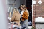 Amsterdam 1 december 2020
Doutzen Kroes eet broodje met Lieke en Jetteke v Lexmond