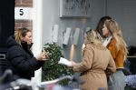 Amsterdam 1 december 2020
Doutzen Kroes eet broodje met Lieke en Jetteke v Lexmond