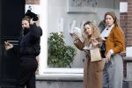 Amsterdam 1 december 2020
Doutzen Kroes eet broodje met Lieke en Jetteke v Lexmond