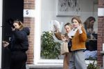 Amsterdam 1 december 2020
Doutzen Kroes eet broodje met Lieke en Jetteke v Lexmond
