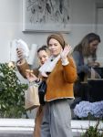 Amsterdam 1 december 2020
Doutzen Kroes eet broodje met Lieke en Jetteke v Lexmond