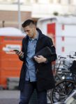 Amsterdam 22 november 2020
Dusan tadic met telefoon oip straat