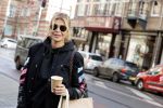 Amsterdam 12 november 2020
Koen Kardashian brengt met biro zijn boek naar vrienden. Hier is hij bij Estelle Cruijff
