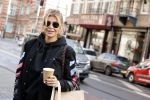 Amsterdam 12 november 2020
Koen Kardashian brengt met biro zijn boek naar vrienden. Hier is hij bij Estelle Cruijff