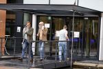 Den Haag Schiphol en Hilversum
Frank Jansen en zijn partneer Rogier Smit rijden van hun huis in Den Haag naar RTL in Hilversum waar ze een gesprek hebben met Peter v d Vorst van RTL