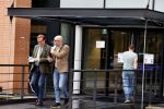 Den Haag Schiphol en Hilversum
Frank Jansen en zijn partneer Rogier Smit rijden van hun huis in Den Haag naar RTL in Hilversum waar ze een gesprek hebben met Peter v d Vorst van RTL