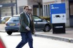 Den Haag Schiphol en Hilversum
Frank Jansen en zijn partneer Rogier Smit rijden van hun huis in Den Haag naar RTL in Hilversum waar ze een gesprek hebben met Peter v d Vorst van RTL